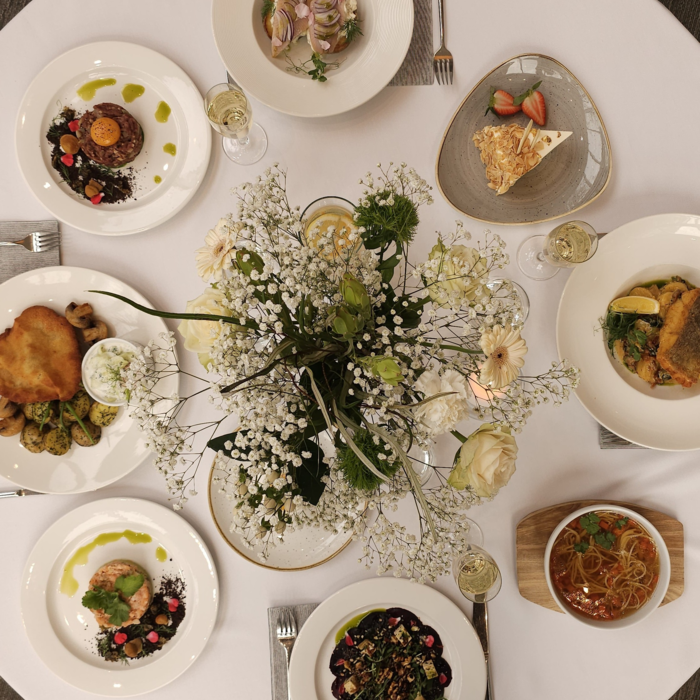 Jedz świadomie w podróży: slow food i sezonowe smaki, które warto odkryć